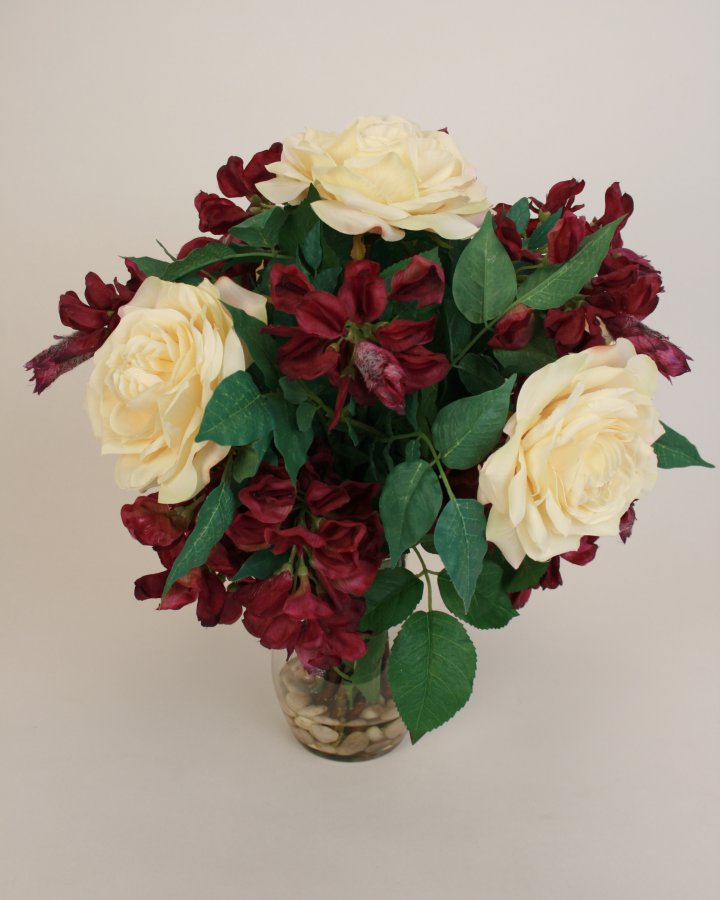 Композиция с розами и акацией