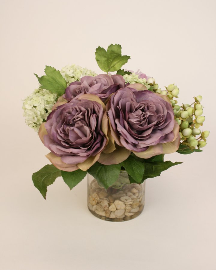 Композиция с  розами, гортензией и калиной