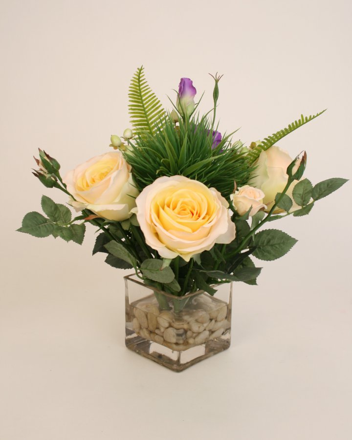 Композиция микс с розами и лизиантусом