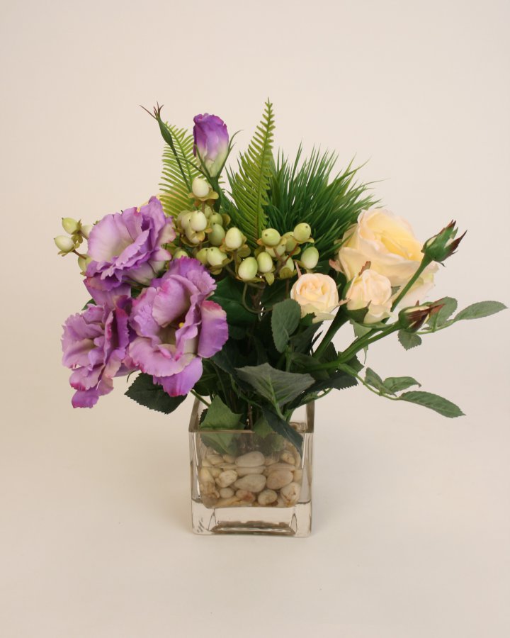 Композиция микс с розами и лизиантусом