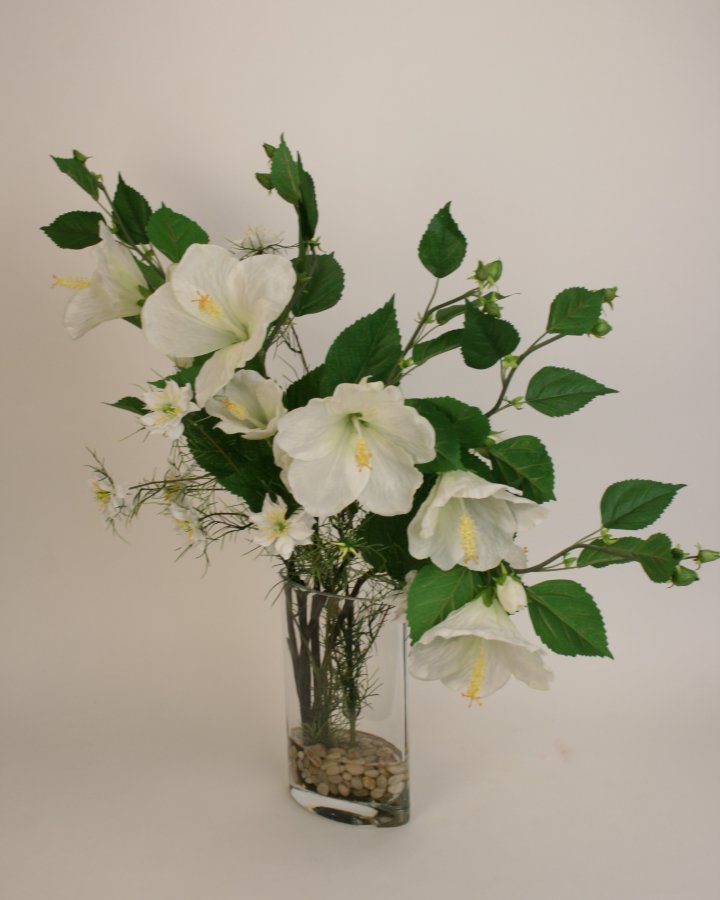 Композиция с белым гибискусом