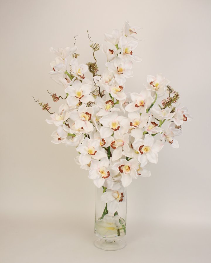 Композиция с белым цимбидиумом