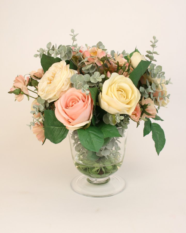 Композиция с розами и эвкалиптом