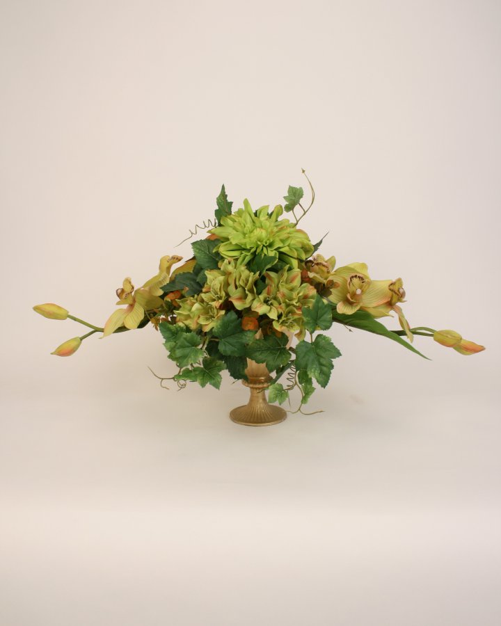 Композиция с орхидеями и георгинами