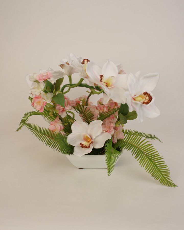 Композиция с цимбидиумом и сакурой