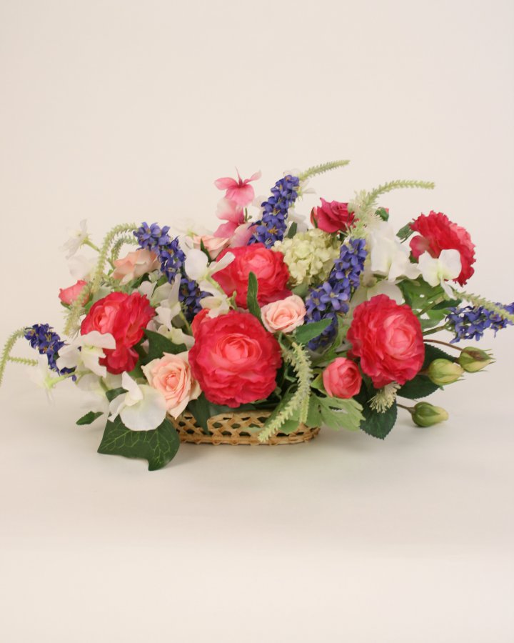 Композиция с ранункулюсами и горошком