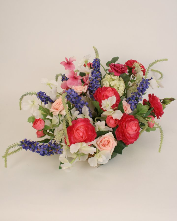 Композиция с ранункулюсами и горошком