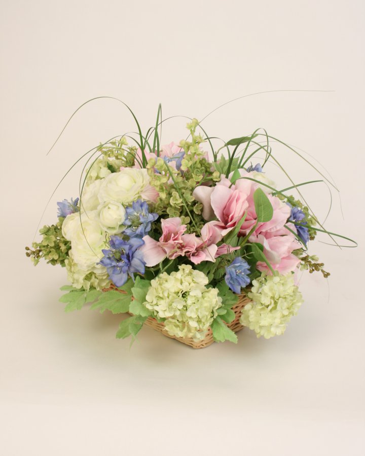 Корзинка с лютиками и альстромерией