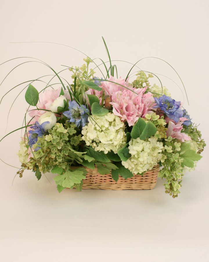 Корзинка с лютиками и альстромерией