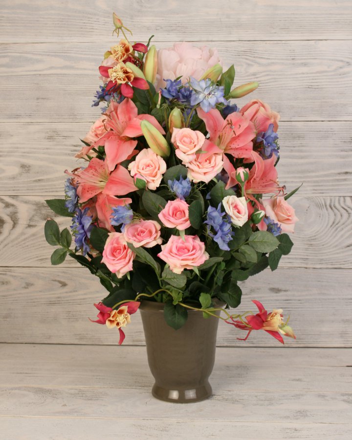 Композиция микс с лилиями и розами