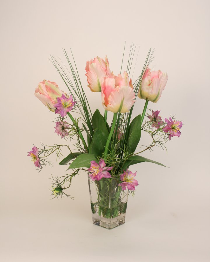 Тюльпаны с нигеллой в вазе с имитацией воды